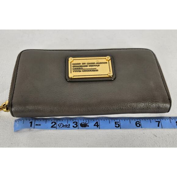 MARC BY MARC JACOBS BROWN 100% COW LEATHER ZIPPER BI-FOLD WALLET 4" x 8" x 1" - Picture 15 of 16